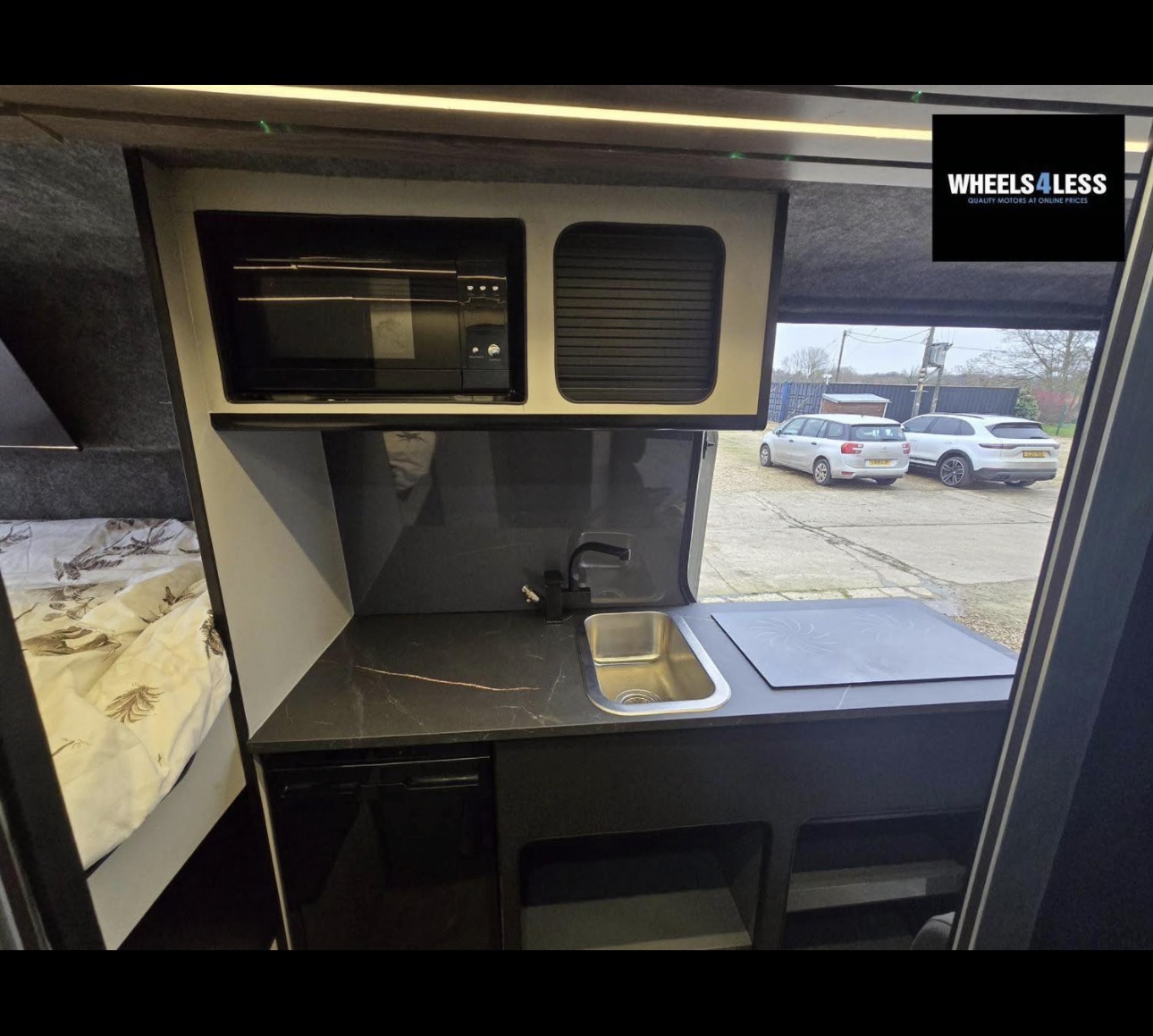 Vehicle photograph 5