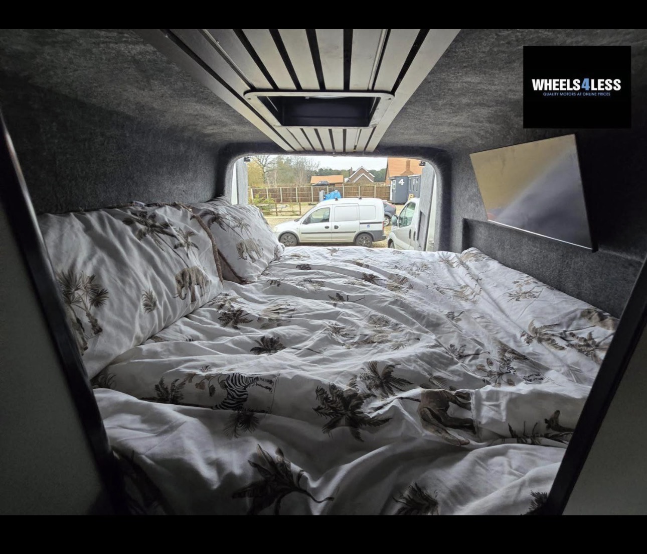 Vehicle photograph 6
