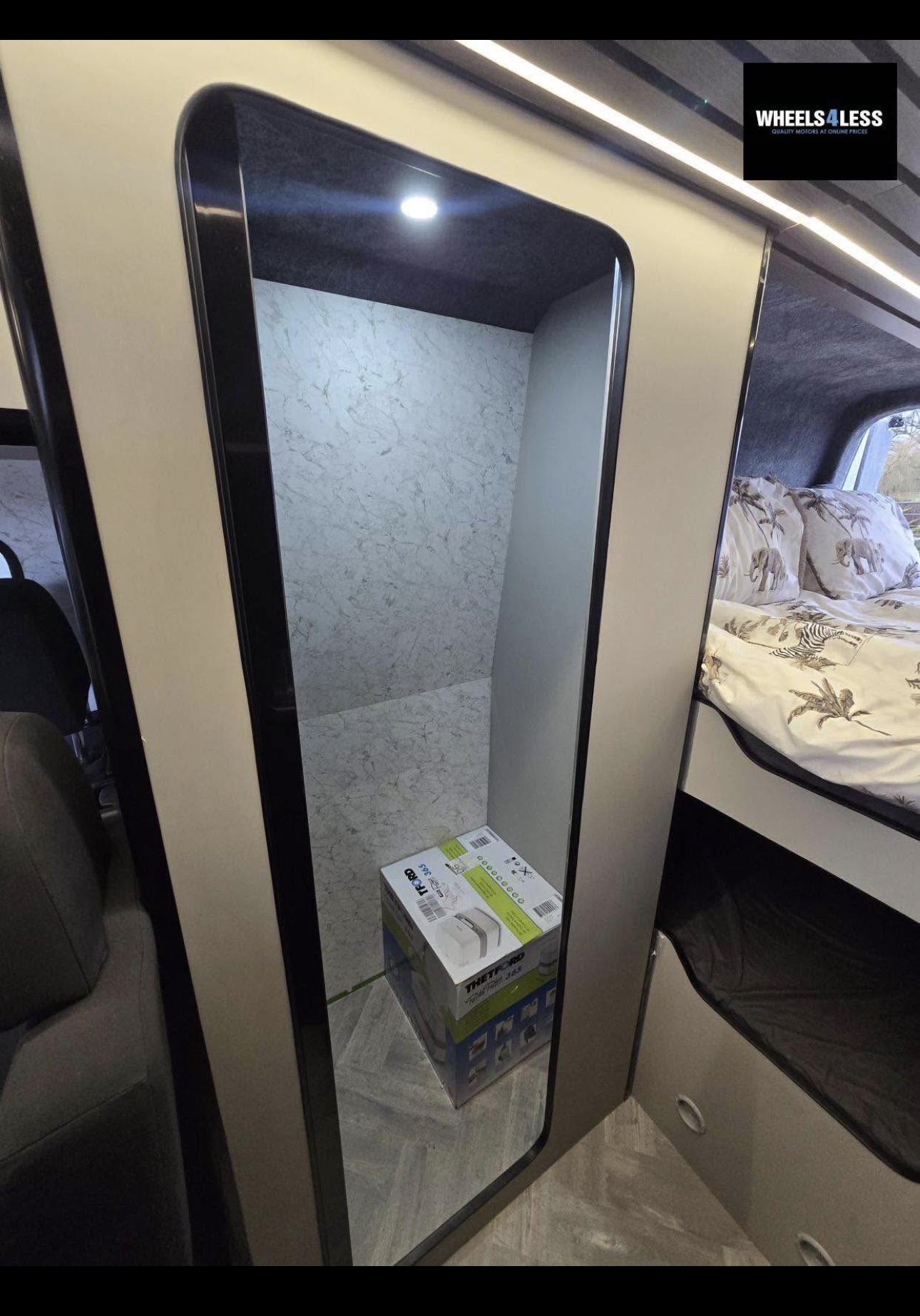 Vehicle photograph 8