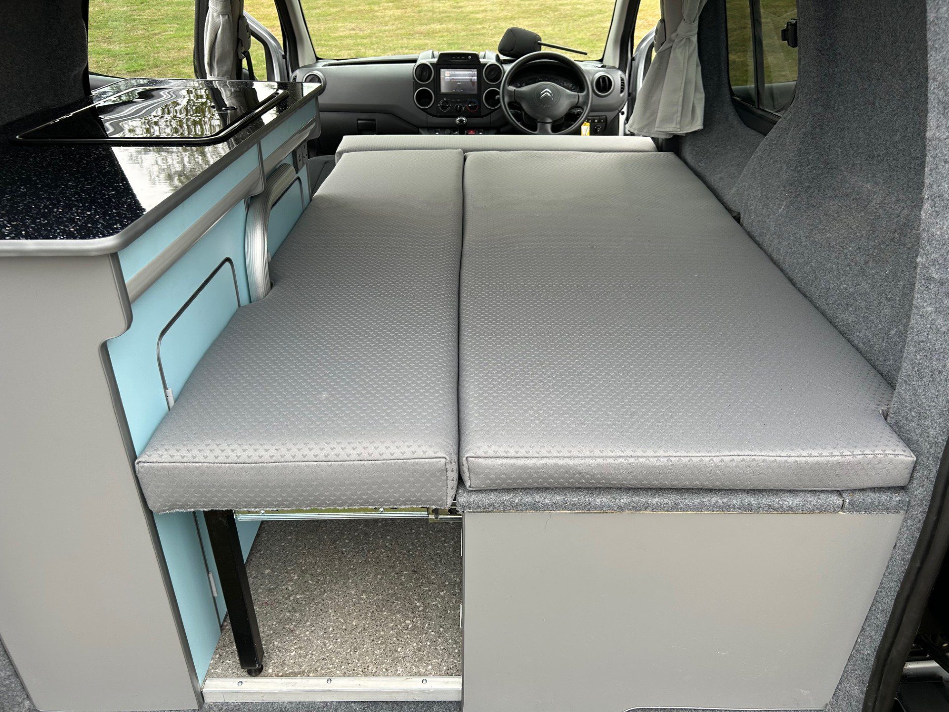 Vehicle photograph 2