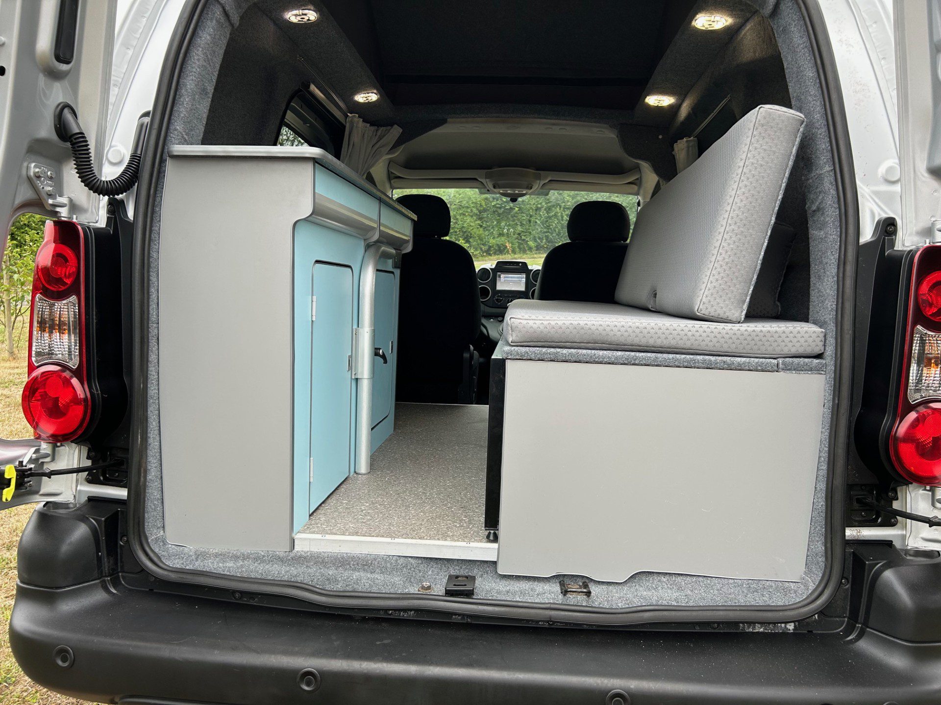 Vehicle photograph 3