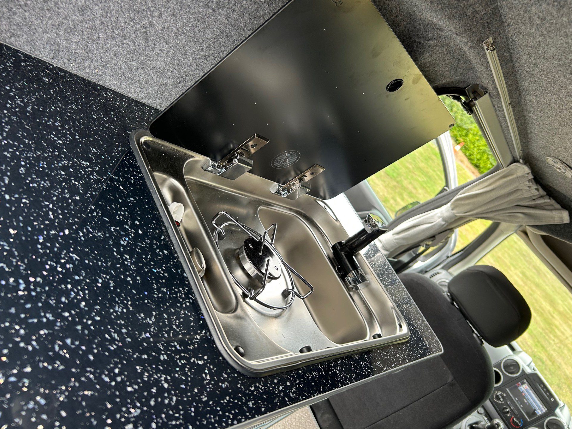 Vehicle photograph 4