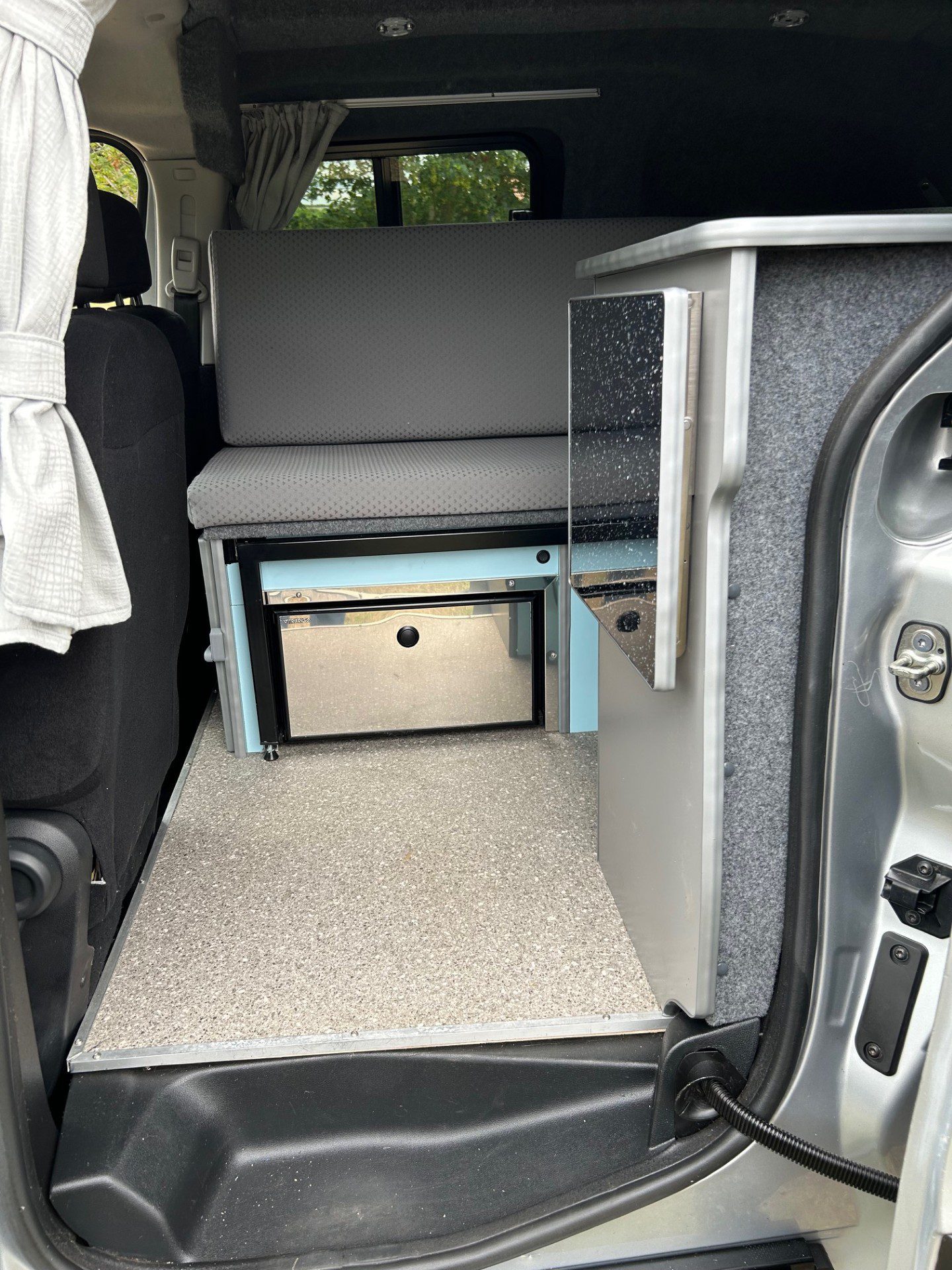 Vehicle photograph 5