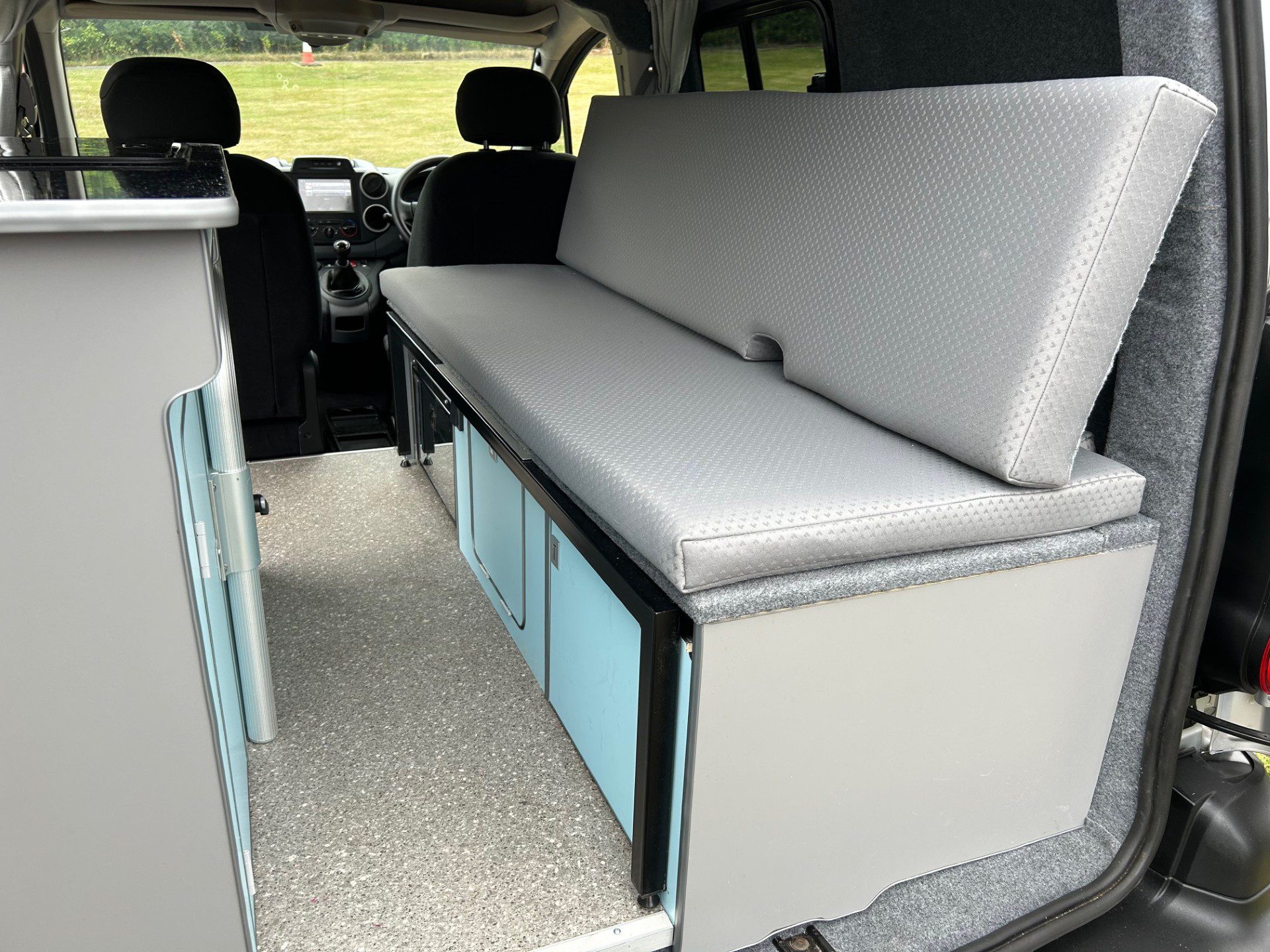 Vehicle photograph 6