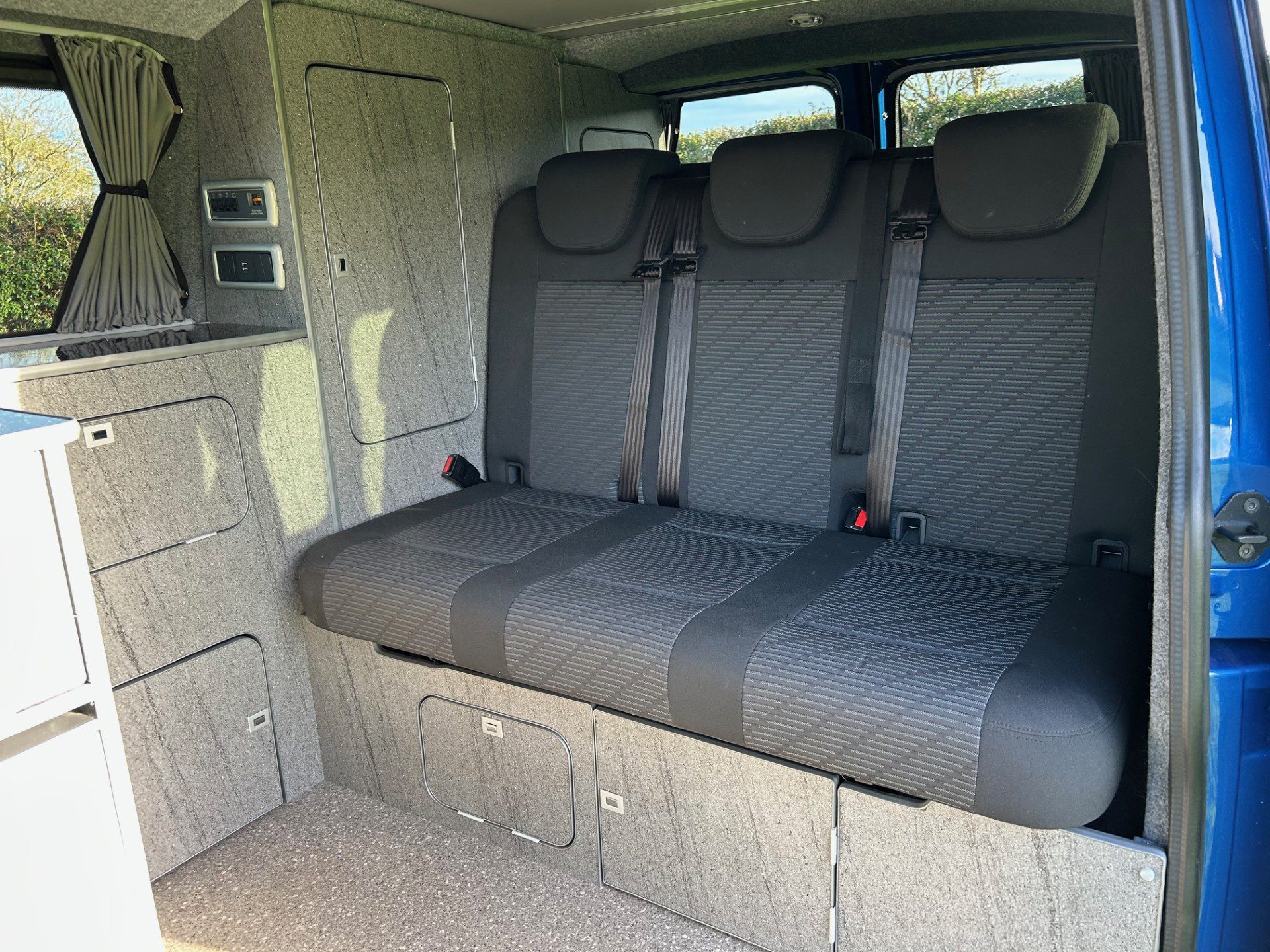 Vehicle photograph 4