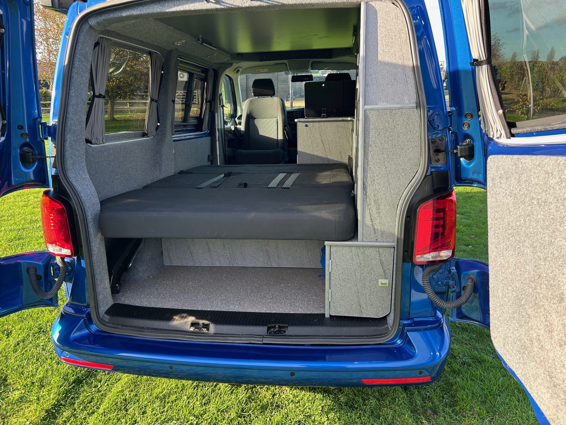 Vehicle photograph 5