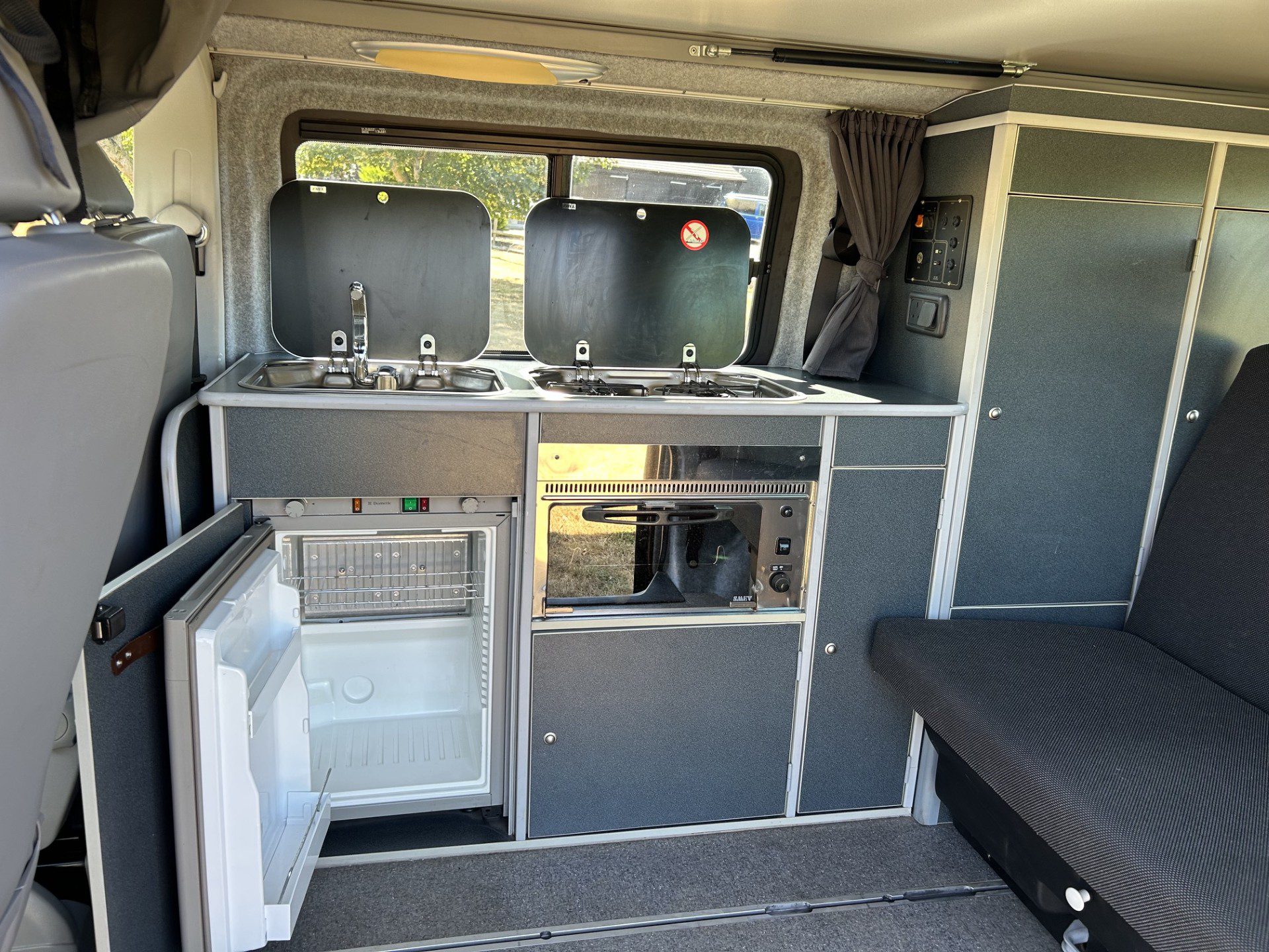 Vehicle photograph 5