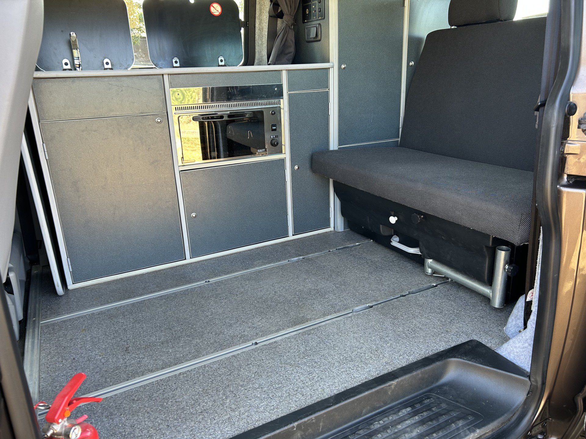 Vehicle photograph 6
