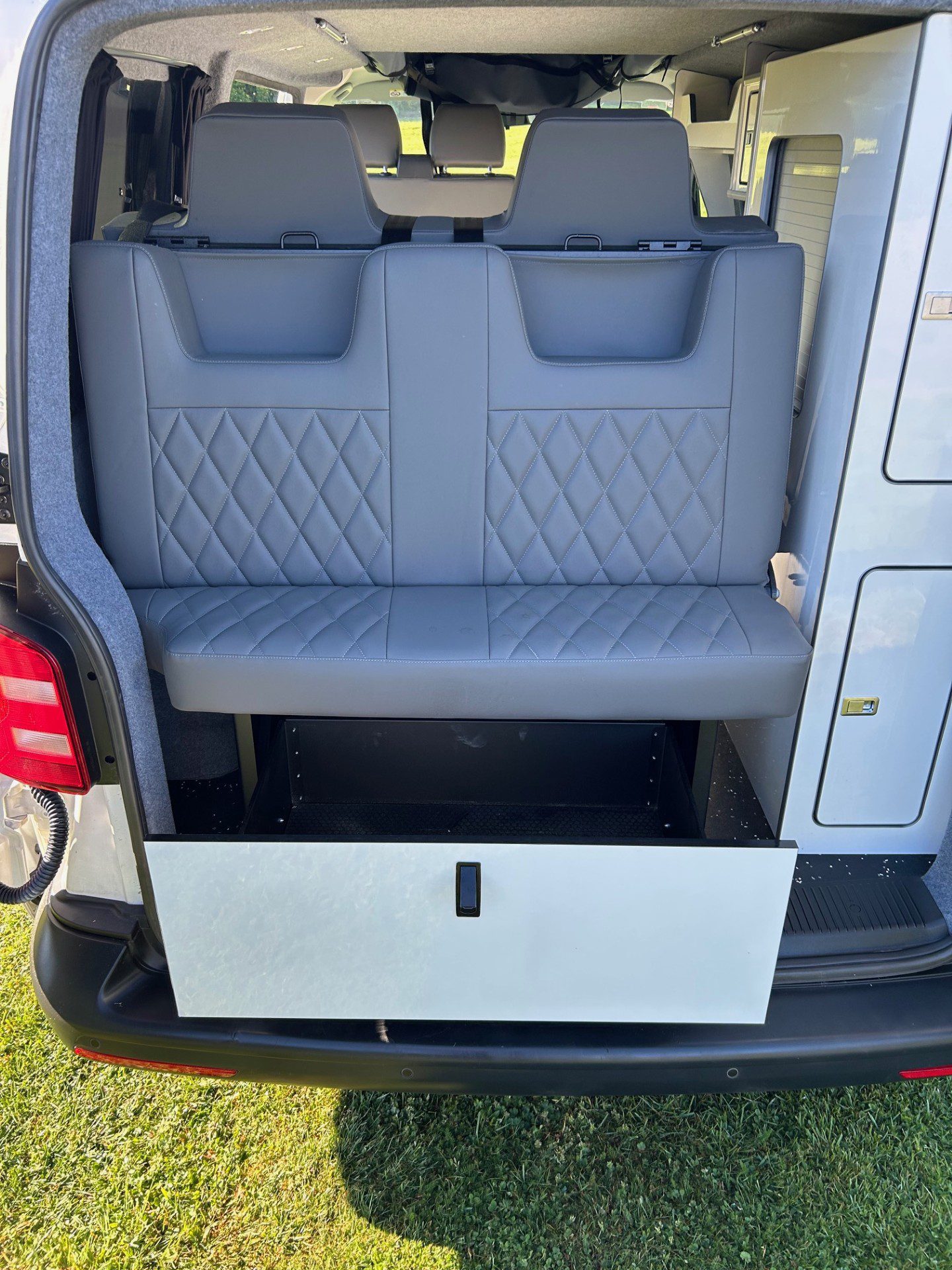 Vehicle photograph 4