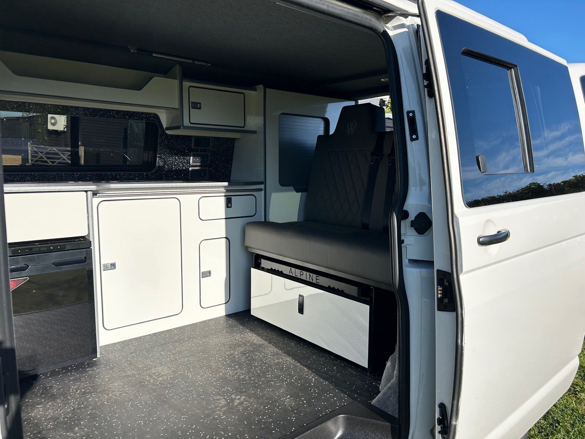 Vehicle photograph 5