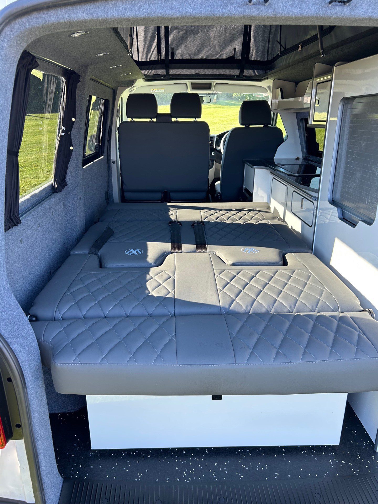 Vehicle photograph 6