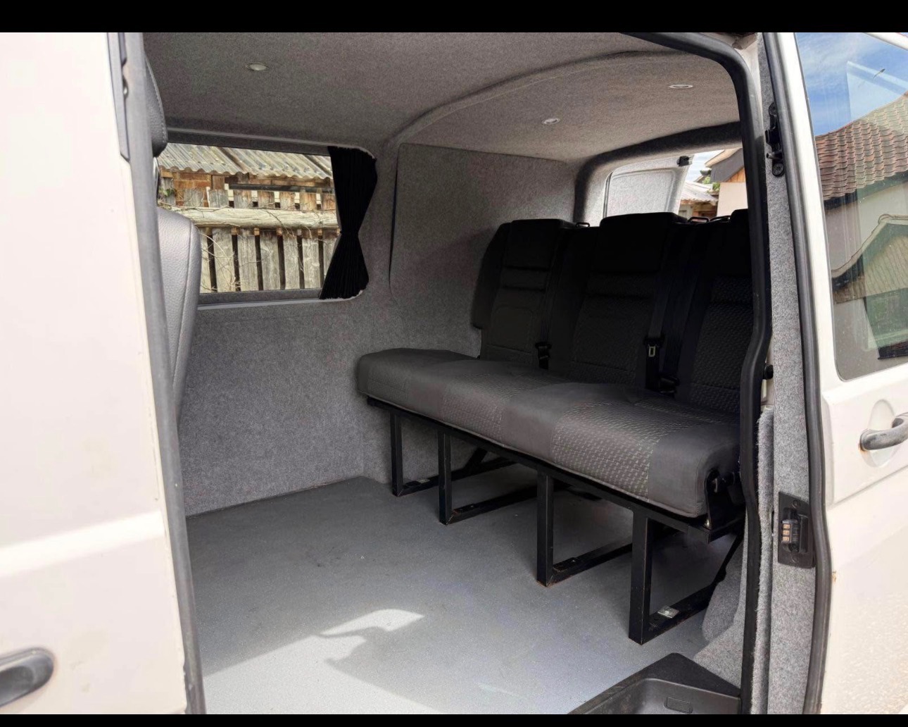 Vehicle photograph 6