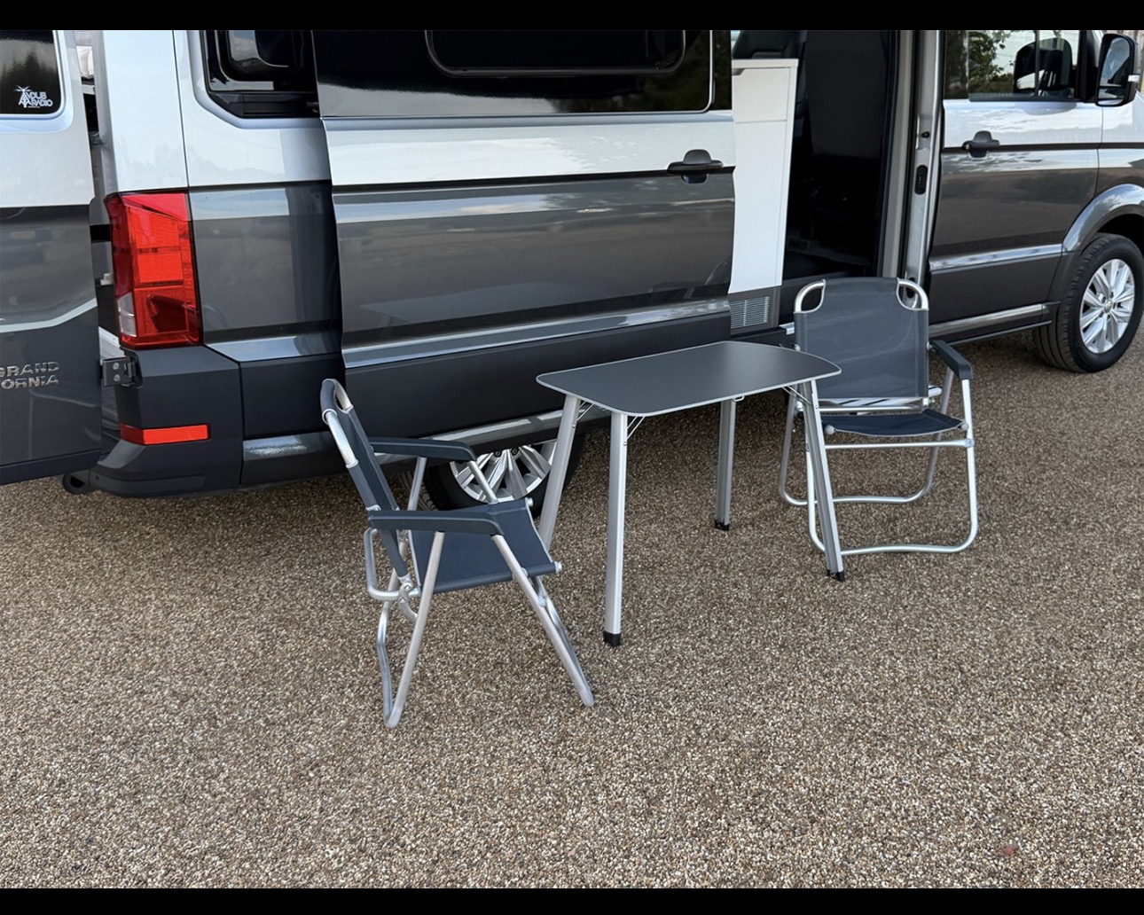 Vehicle photograph 14