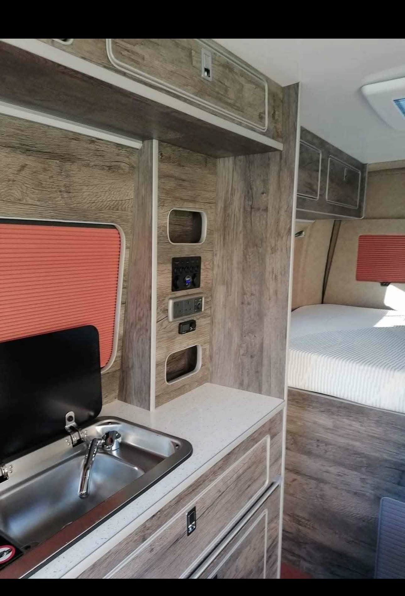 Vehicle photograph 5