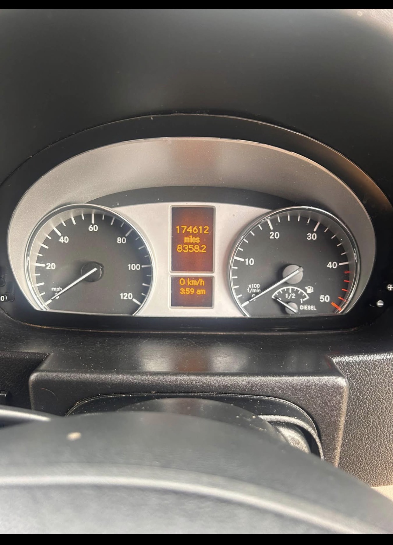 Vehicle photograph 6