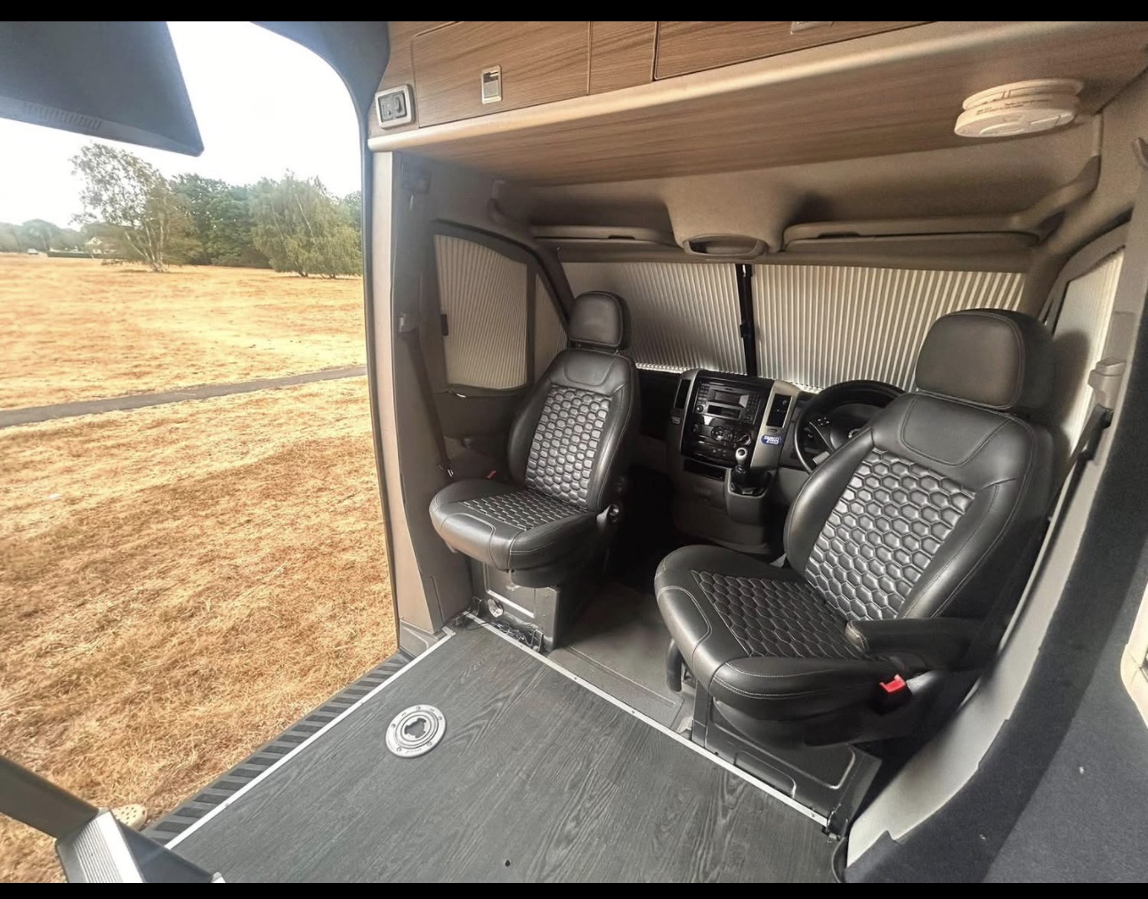 Vehicle photograph 8