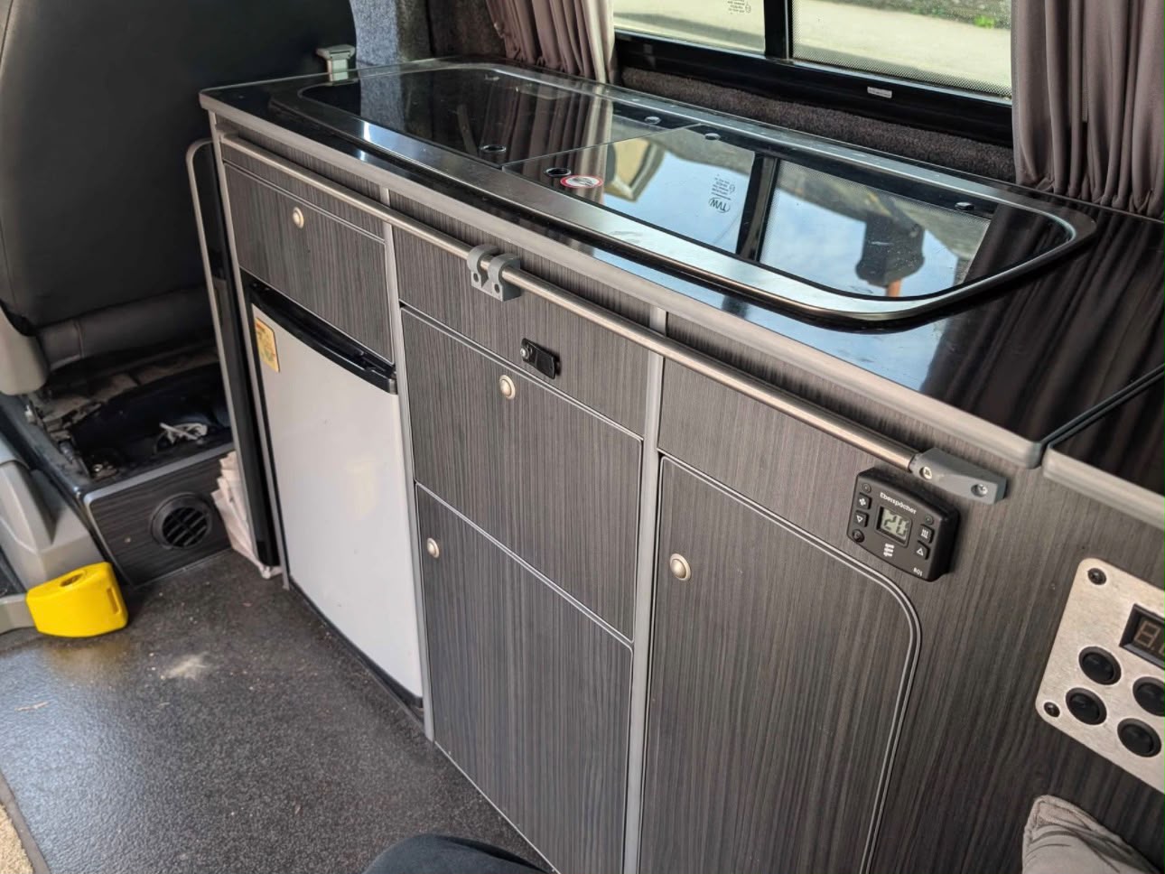 Vehicle photograph 4